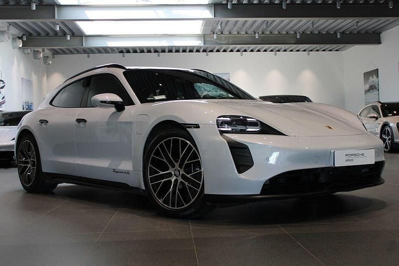 Ljusgrå (grå) Begagnad 2022 Porsche Taycan 4S Sport Turismo Sedan | 855 000 kr (Marknadspris) - Bild 1/4