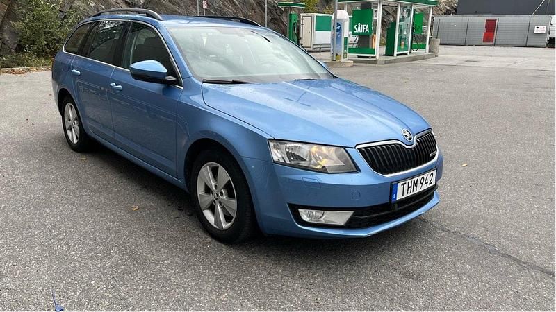 Blå Begagnad 2015 Skoda Octavia Ambition Kombi | 109 900 kr (Marknadspris) - Bild 1/4