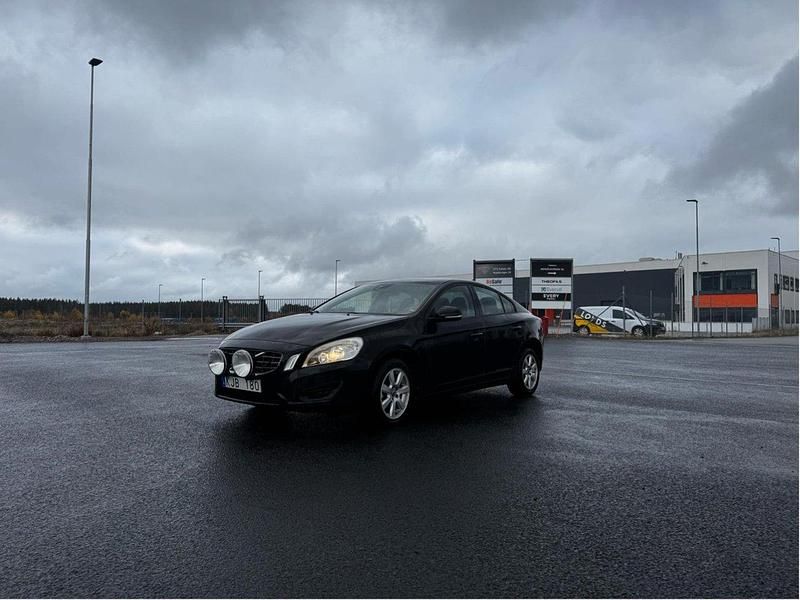 Svart Begagnad 2011 Volvo S60 Sedan | 44 900 kr (Marknadspris) - Bild 1/4