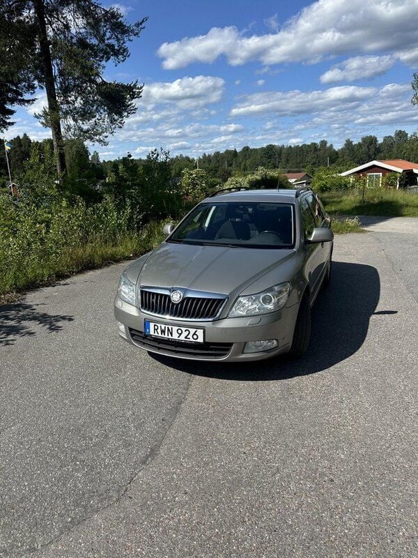 Brun Begagnad 2012 Skoda Octavia Elegance Kombi | 69 000 kr (Bra pris) - Bild 1/4