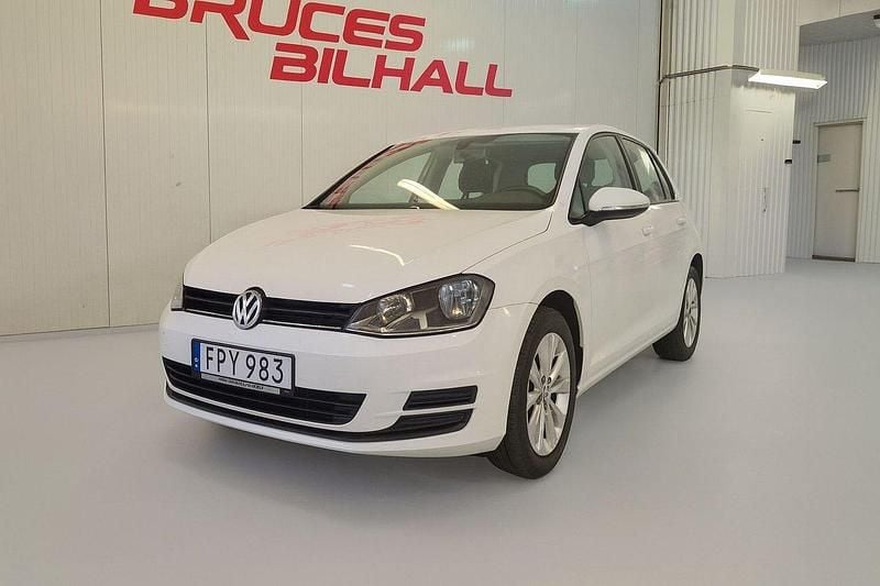 Vit Begagnad 2016 VW Golf VII Halvkombi | 133 900 kr (Marknadspris) - Bild 1/4