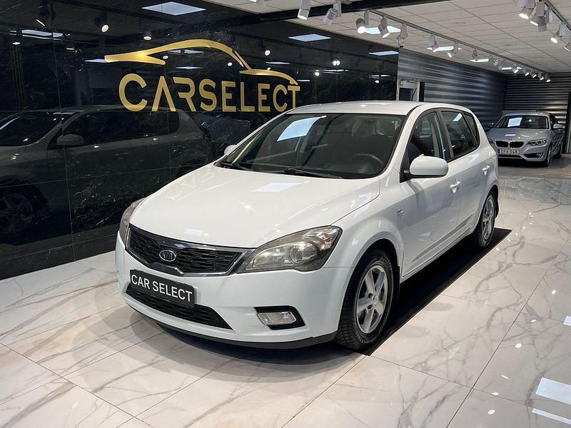 Vit Begagnad 2010 Kia Ceed EX Halvkombi | 44 900 kr (Marknadspris) - Bild 1/4