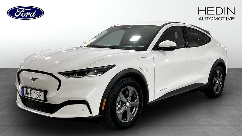 Vit (white) Begagnad 2022 Ford Mustang Mach-E Standard Range SUV | 339 900 kr (Marknadspris) - Bild 1/4