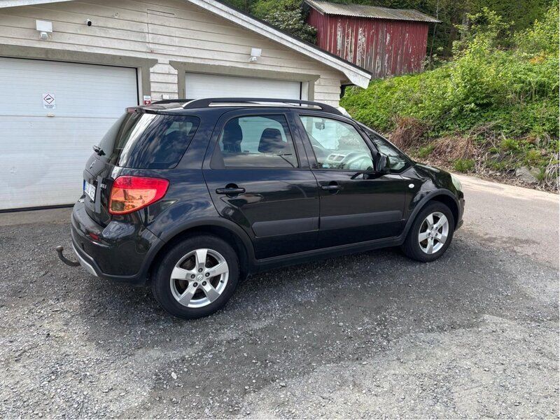 Svart Begagnad 2010 Suzuki SX4 Halvkombi | 55 000 kr (Marknadspris) - Bild 1/4