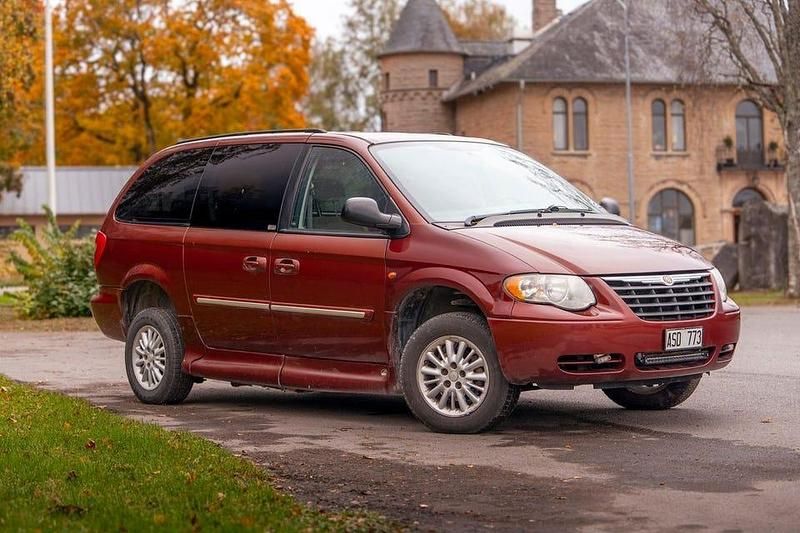 Mörkröd (röd) Begagnad 2007 Chrysler Town & Country Van | 58 000 kr (Superpris) - Bild 1/4