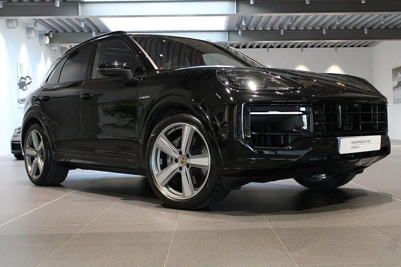 Chromite black metallic Begagnad 2024 Porsche Cayenne SUV | 1 095 000 kr - Bild 1/4