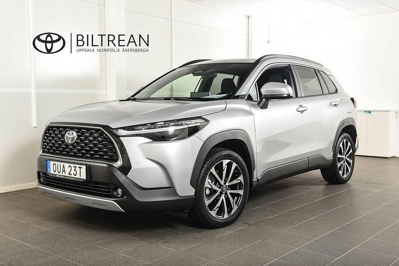 Silver (silver metallic) Ny 2025 Toyota Corolla Cross Style SUV | 408 900 kr (Marknadspris) - Bild 1/4
