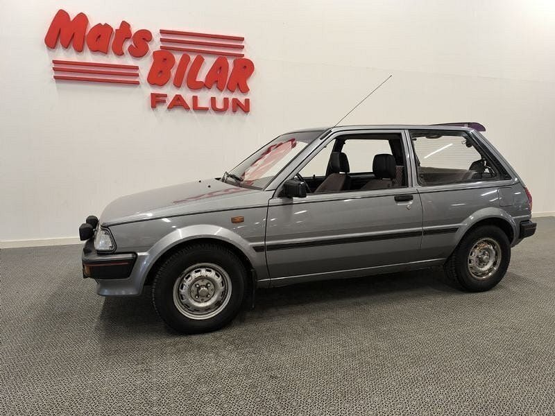 Grå Begagnad 1988 Toyota Starlet Halvkombi | 34 900 kr - Bild 1/4