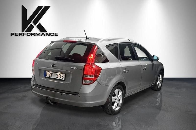 Begagnad Kia Ceed Sportswagon 128 HK (94 kW) 2011 Silver Kombi
