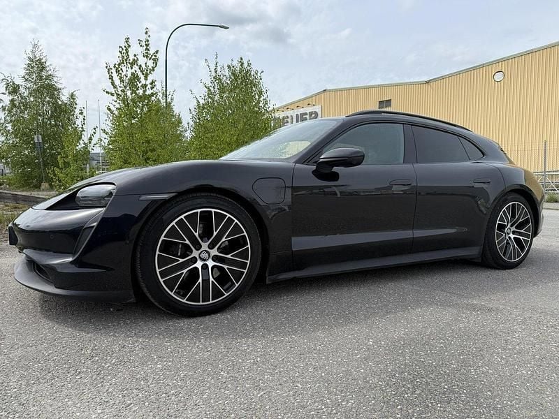 Svart Begagnad 2022 Porsche Taycan Sport Turismo Sedan | 690 000 kr (Marknadspris) - Bild 1/4