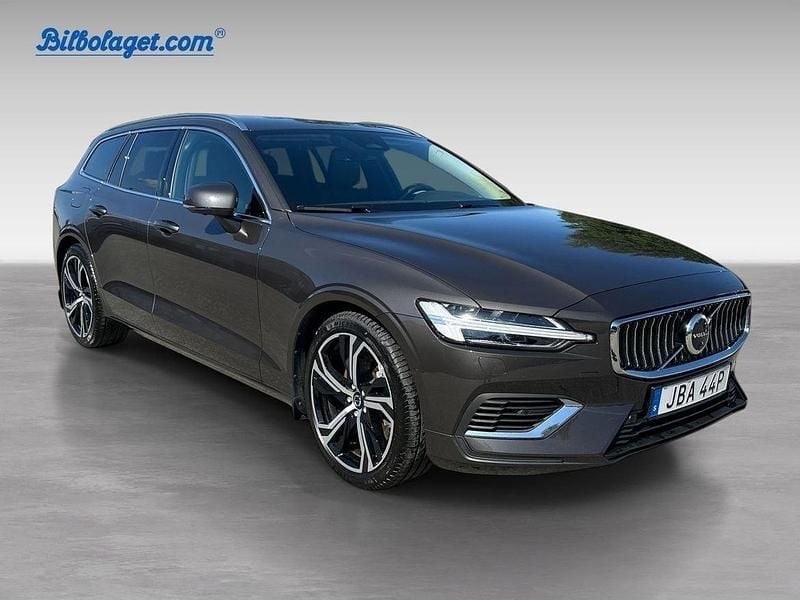 Grå Begagnad 2025 Volvo V60 Plus Kombi | 549 000 kr (Dyr) - Bild 1/4