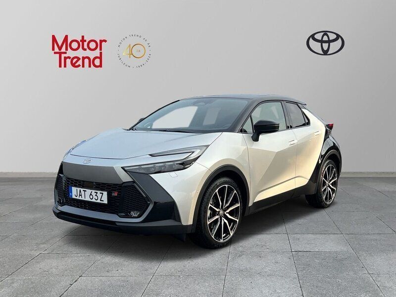 Silver Begagnad 2024 Toyota C-HR Sport SUV | 479 000 kr (Marknadspris) - Bild 1/4