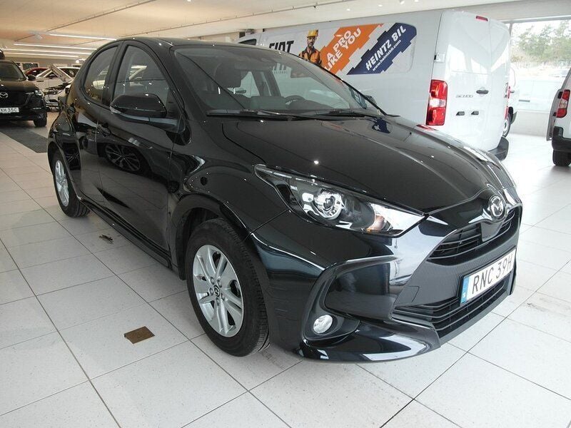 Svart Begagnad 2023 Mazda 2 Halvkombi | 229 500 kr (Marknadspris) - Bild 1/4