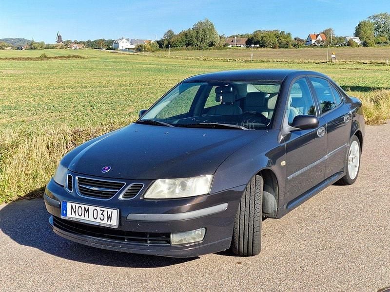 Brun Begagnad 2004 Saab 9-3 Sedan | 22 500 kr (Bra pris) - Bild 1/4
