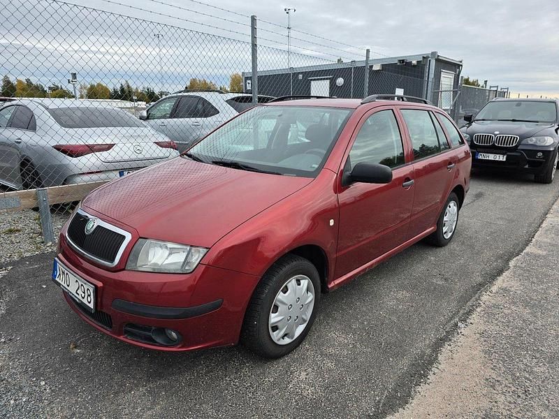 Mörkröd Begagnad 2005 Skoda Fabia Kombi | 19 900 kr (Dyr) - Bild 1/4