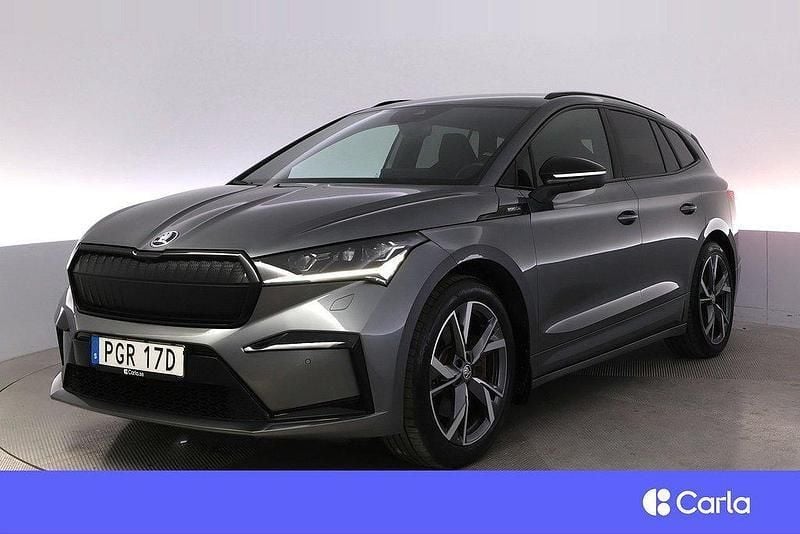 Grå Begagnad 2023 Skoda Enyaq iV SportLine SUV | 458 900 kr (Marknadspris) - Bild 1/4