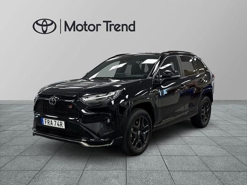 Svart Begagnad 2025 Toyota RAV4 Sport SUV | 549 000 kr (Bra pris) - Bild 1/4