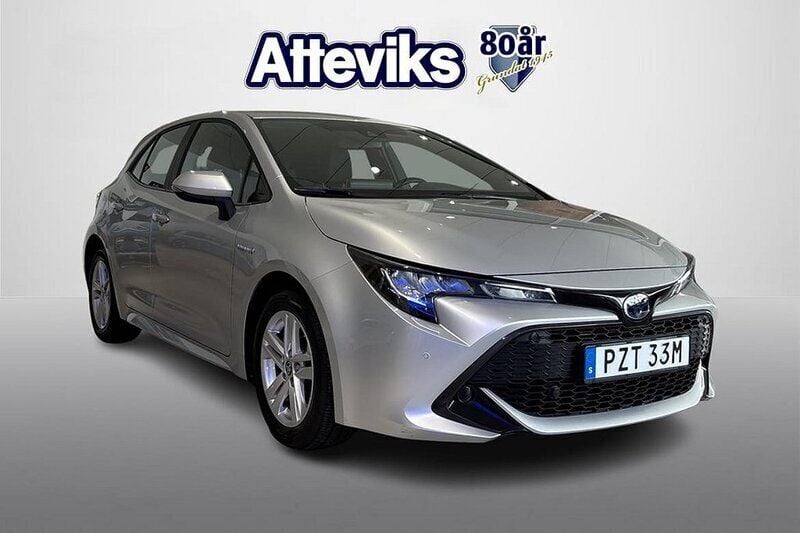Silver Begagnad 2020 Toyota Corolla Hybrid Halvkombi | 224 900 kr (Marknadspris) - Bild 1/4