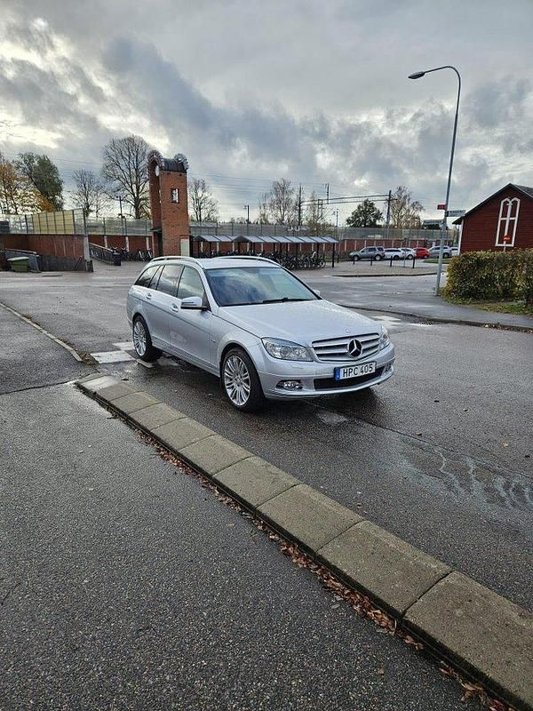 Silver Begagnad 2011 Mercedes C220 Kombi | 88 999 kr (Bra pris) - Bild 1/4