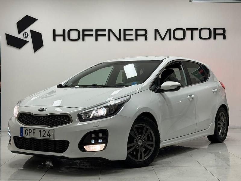 Vit Begagnad 2017 Kia Ceed GT-Line Halvkombi | 119 000 kr (Marknadspris) - Bild 1/4
