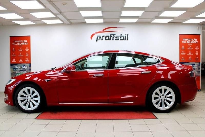 Begagnad Tesla Model S 386 kW (525 HK) 2018 Röd Halvkombi