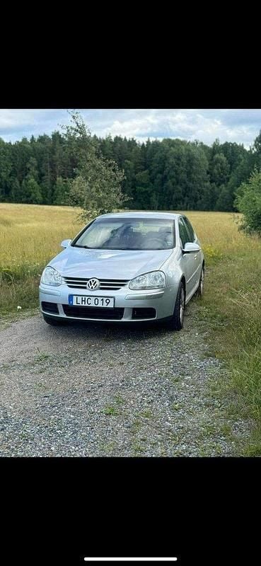 Silver Begagnad 2007 VW Golf V Halvkombi | 28 000 kr (Lite dyr) - Bild 1/3