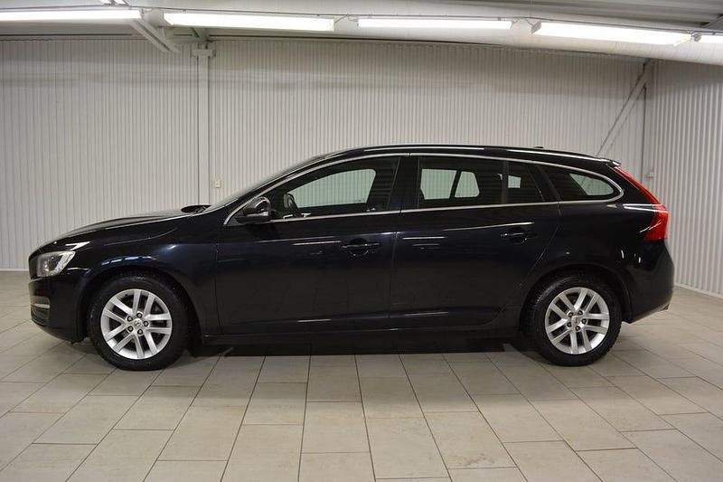 Begagnad Volvo V60 Momentum 181 HK (133 kW) 2015 Svart Kombi