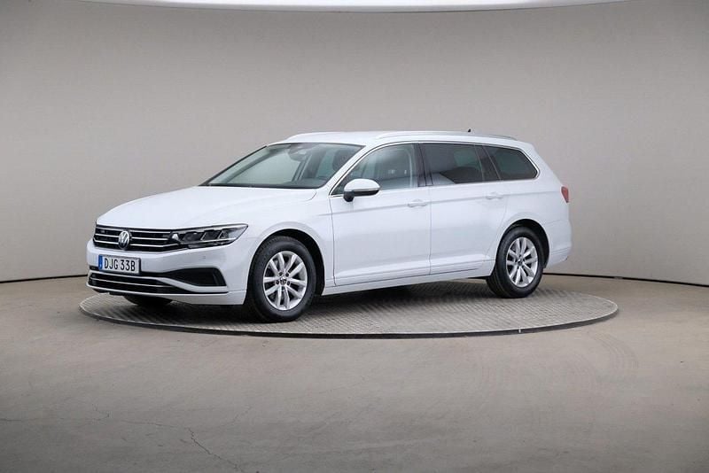 Vit Begagnad 2022 VW Passat Kombi | 259 000 kr (Marknadspris) - Bild 1/4