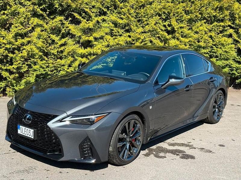 Mörkgrå Begagnad 2023 Lexus IS350 Sport Line Sedan | 580 900 kr - Bild 1/4