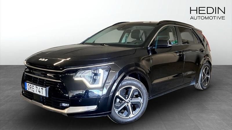 Svart (black) Begagnad 2022 Kia Niro Advance SUV | 289 900 kr (Marknadspris) - Bild 1/4