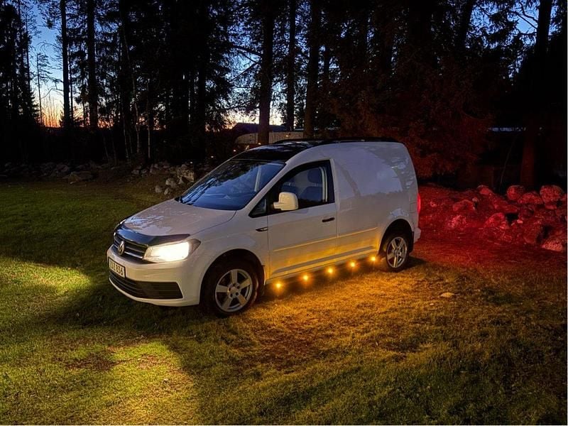 Vit Begagnad 2018 VW Caddy Minibuss | 199 000 kr - Bild 1/4