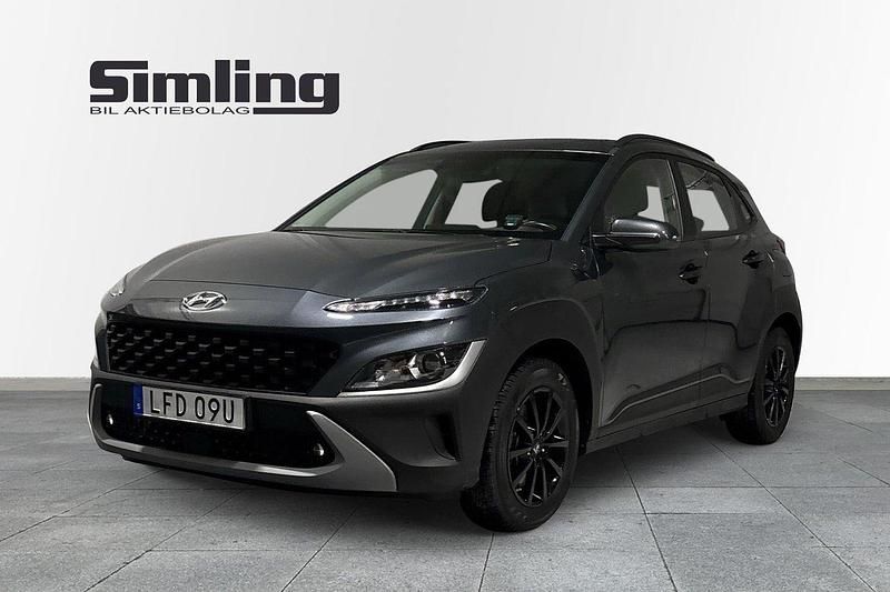 Grå Begagnad 2021 Hyundai Kona Essential SUV | 219 900 kr (Marknadspris) - Bild 1/4