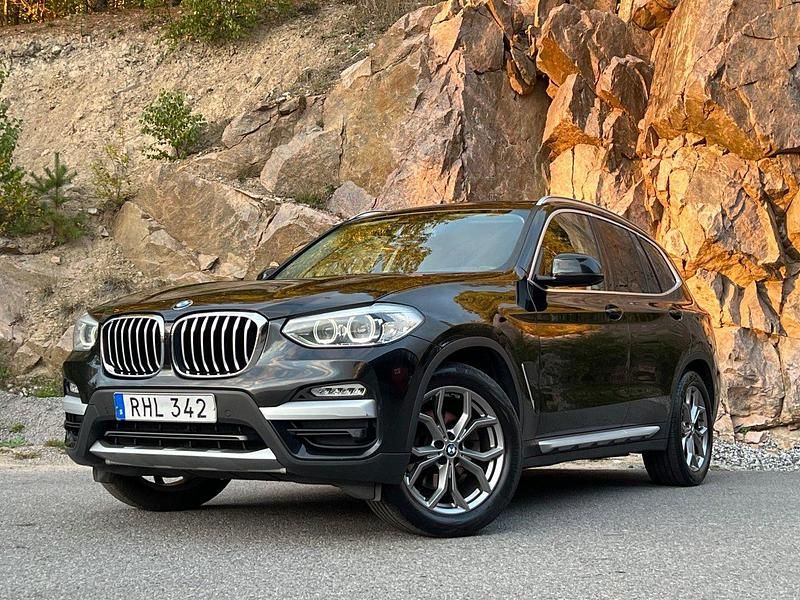Svart Begagnad 2018 BMW X3 xLine SUV | 244 700 kr (Marknadspris) - Bild 1/4