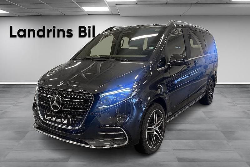 Mörkgrå Begagnad 2025 Mercedes V300 AMG line Minibuss | 929 000 kr (Marknadspris) - Bild 1/4