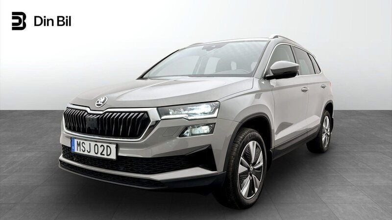 Grå Begagnad 2023 Skoda Karoq Style SUV | 304 900 kr (Marknadspris) - Bild 1/4