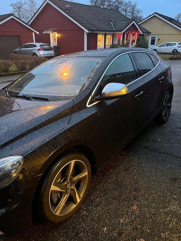 Begagnad 2013 Volvo V40 R-Design Halvkombi | 120 000 kr (Bra pris) - Bild 1/3