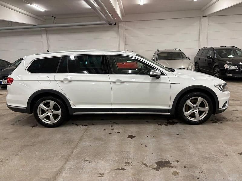 Vit Begagnad 2015 VW Passat Alltrack Kombi | 149 900 kr (Marknadspris) - Bild 1/4