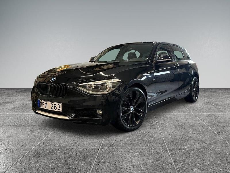Svart Begagnad 2011 BMW 118 Urban Line Halvkombi | 119 000 kr (Lite dyr) - Bild 1/4