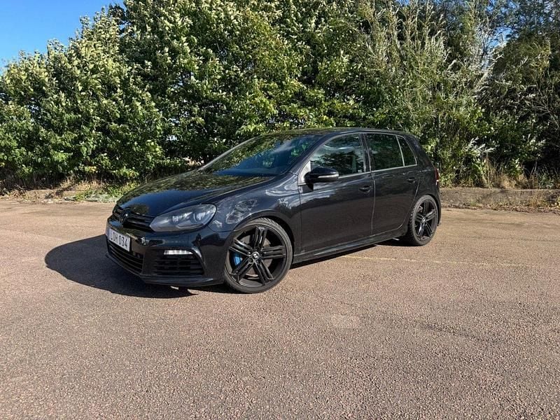 Svart Begagnad 2011 VW Golf VI R Halvkombi | 159 000 kr - Bild 1/4