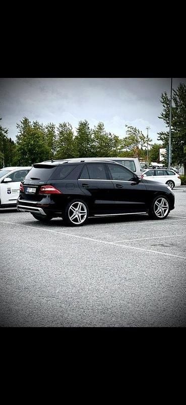 Svart Begagnad 2013 Mercedes ML350 AMG line SUV | 139 900 kr (Superpris) - Bild 1/4