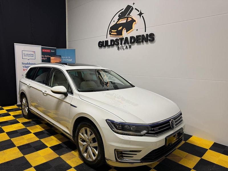 Vit Begagnad 2016 VW Passat GTE Kombi | 167 900 kr (Marknadspris) - Bild 1/3