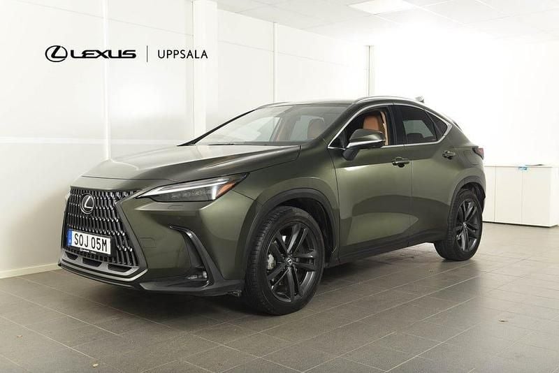 Grön (urban khaki/ hazel) Begagnad 2024 Lexus NX450h+ Executive Line SUV | 619 900 kr (Marknadspris) - Bild 1/4
