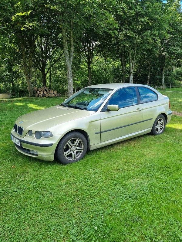 Grön Begagnad 2004 BMW 316 Compact Halvkombi | 10 000 kr (Superpris) - Bild 1/4