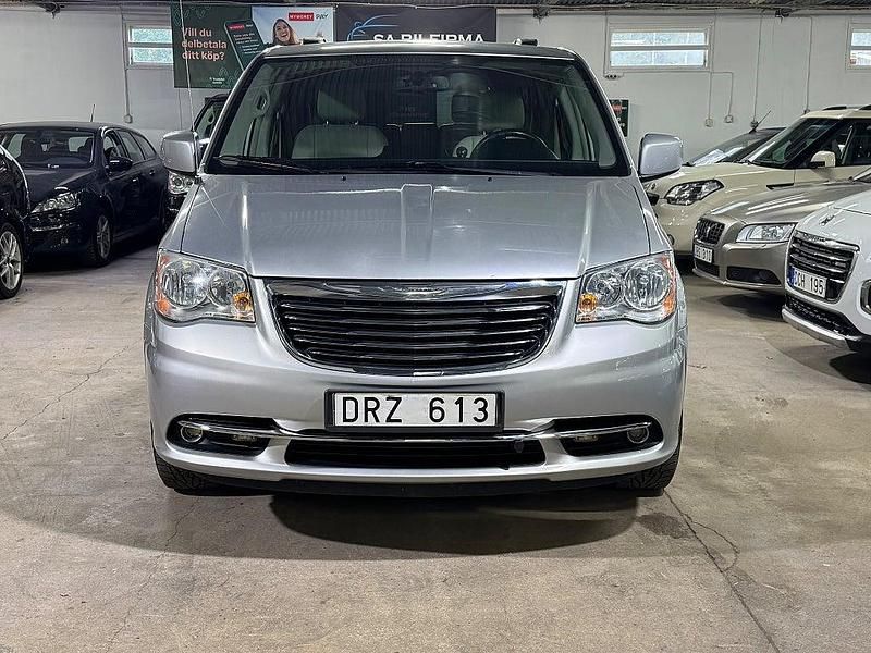 Silver Begagnad 2012 Chrysler Town & Country Van | 189 900 kr (Marknadspris) - Bild 1/4