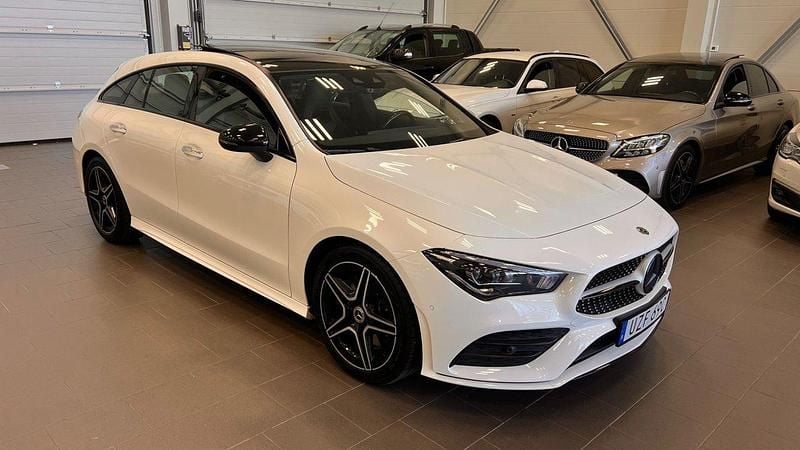 Vit Begagnad 2019 Mercedes CLA220 AMG Sedan | 299 000 kr (Marknadspris) - Bild 1/4