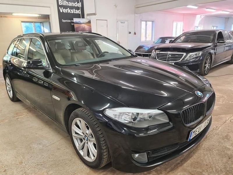 Begagnad BMW 528 245 HK (180 kW) 2011 Svart Kombi