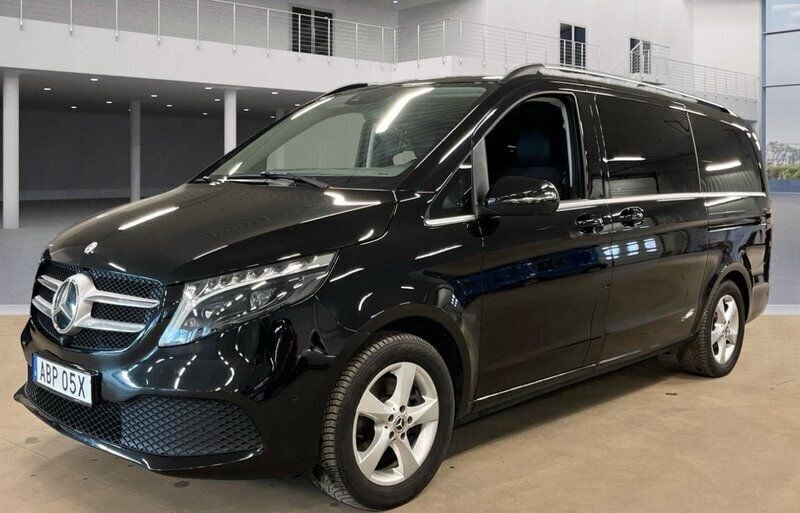 Svart Begagnad 2023 Mercedes V250 Avantgarde Minibuss | 629 000 kr (Bra pris) - Bild 1/4