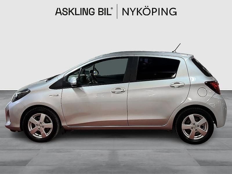 Begagnad Toyota Yaris Hybrid Active 101 HK (74 kW) 2014 Silver Halvkombi