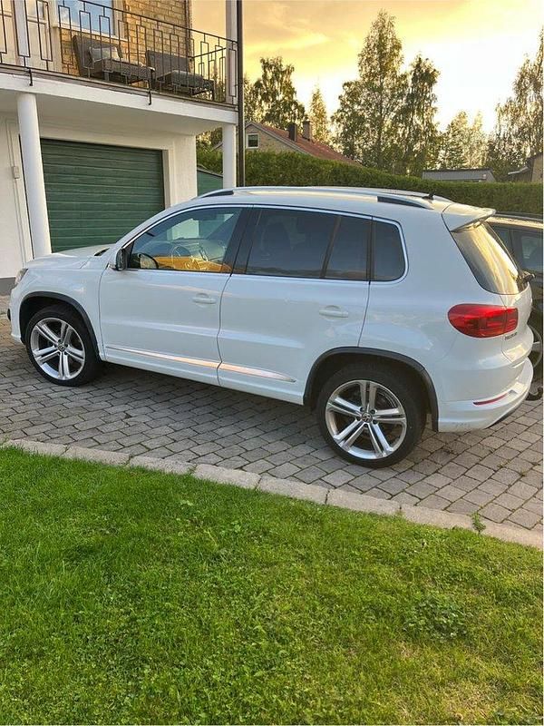 Vit Begagnad 2014 VW Tiguan Sportline SUV | 120 000 kr (Marknadspris) - Bild 1/4