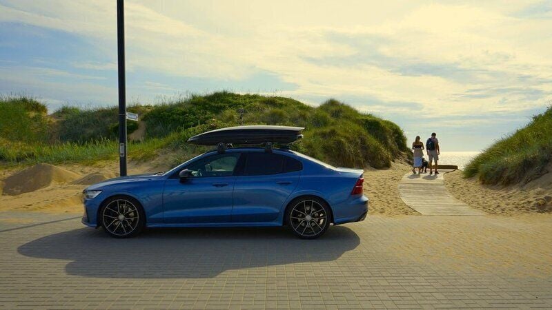 Blå Begagnad 2020 Volvo S60 R-Design Sedan | 300 000 kr (Marknadspris) - Bild 1/4